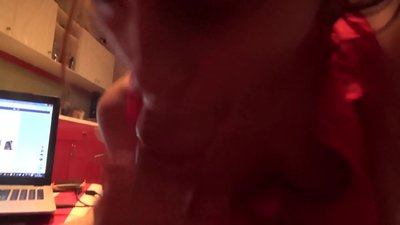 Koolitüdruk imeb oma venna riista, kui kedagi pole kodus